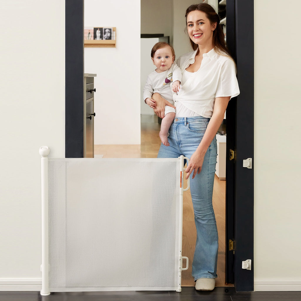 RetailSync:12421 MomCozy Auto Lock Retractable Baby Gate 2