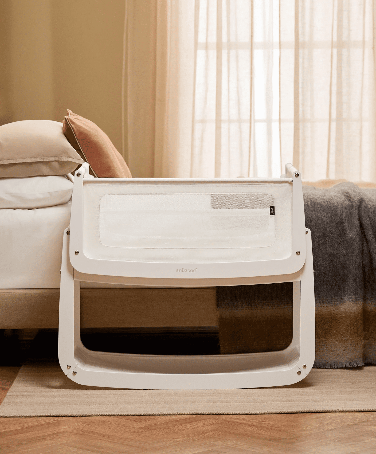 Snuzpod 5 Bedside Crib – White